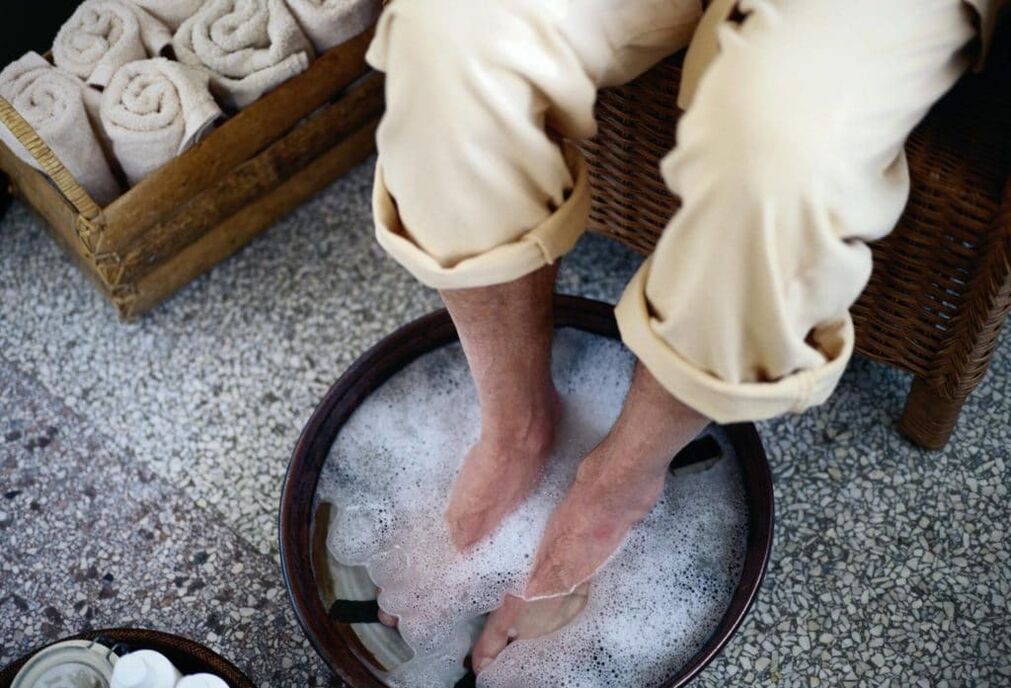 Apple Cider Vinegar Baths to Treat Toenail Fungus