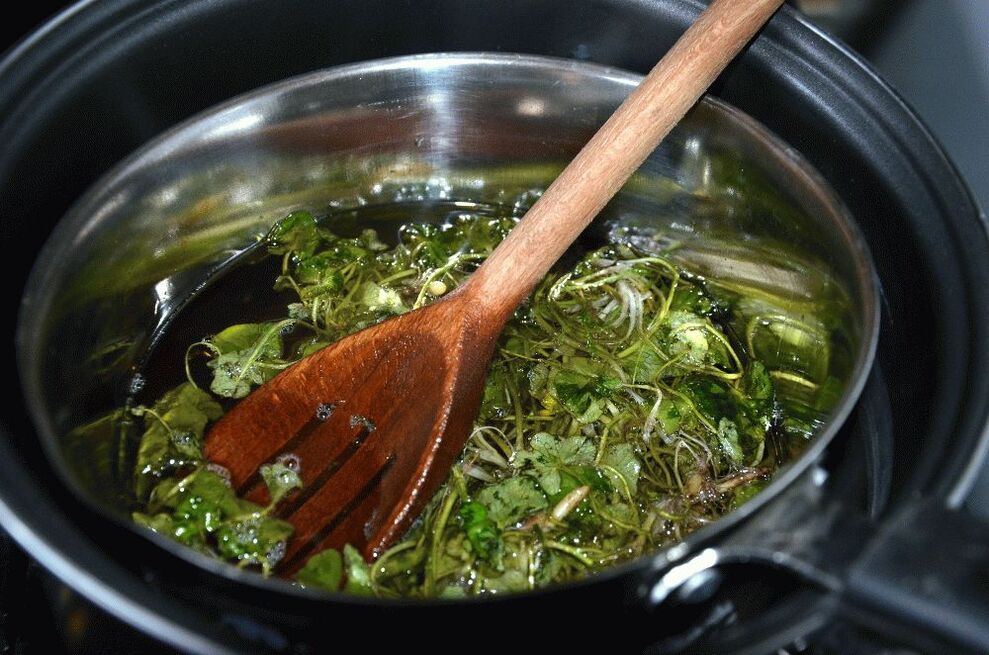 Chelidonium decoction for treating onychomycosis