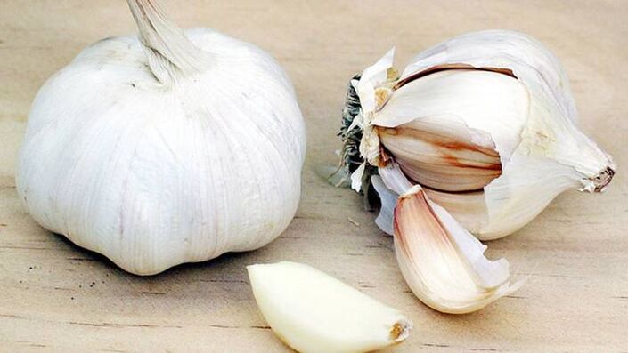 Garlic treats foot fungus