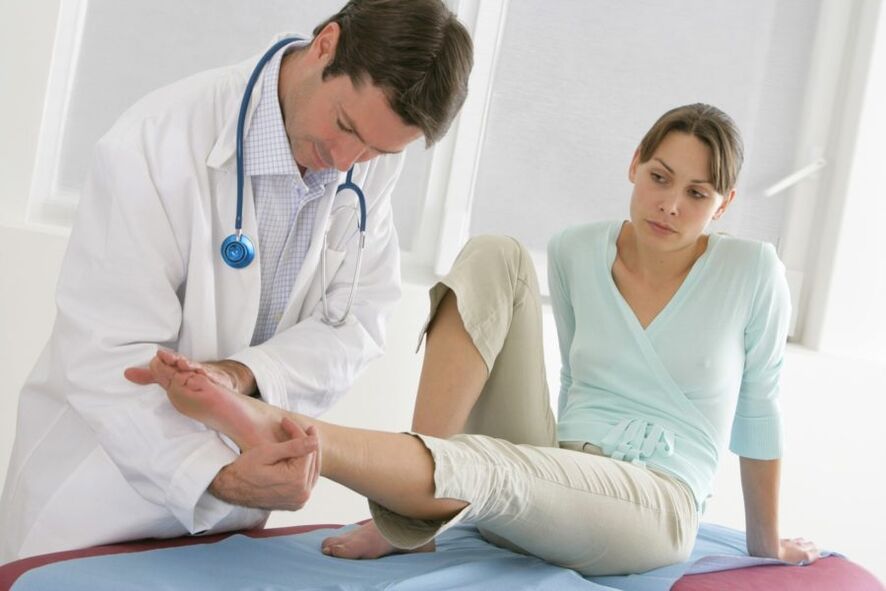 Examination of patients with nail fungus